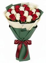 Букет Микс из красных и белых роз в Журавне