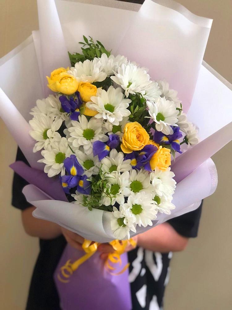 Букет цветов из: Ирисы, Хризантемы и Розы в Журавне