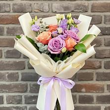 Букет цветов из:  Лизиантусы и Розы в Журавне