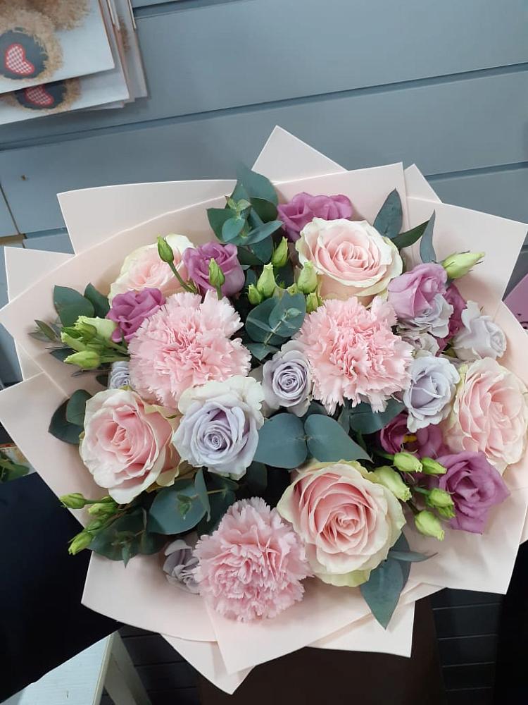 Букет цветов из: Розы, Гвоздики и Лизиантусы в Журавне